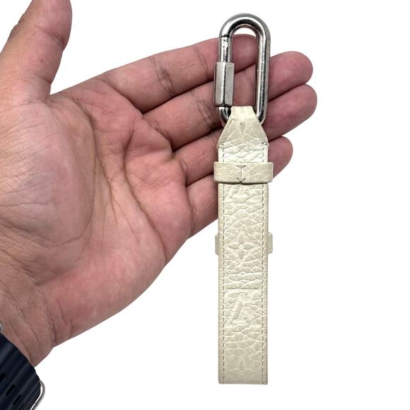 Louis Vuitton Monogram Keychain - Picture 6 of 9